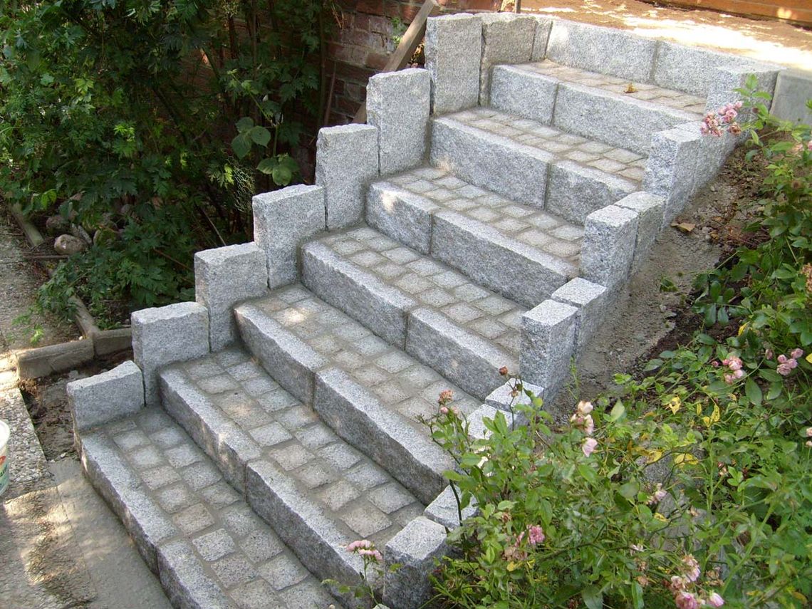 Treppe-aus-Granitpalisaden-und-Granitkleinpflaster